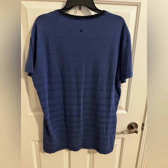 Lululemon Men's V Neck Blue Stripe Short Sleeve Stretch Tee Size XL - Picture 6 of 7